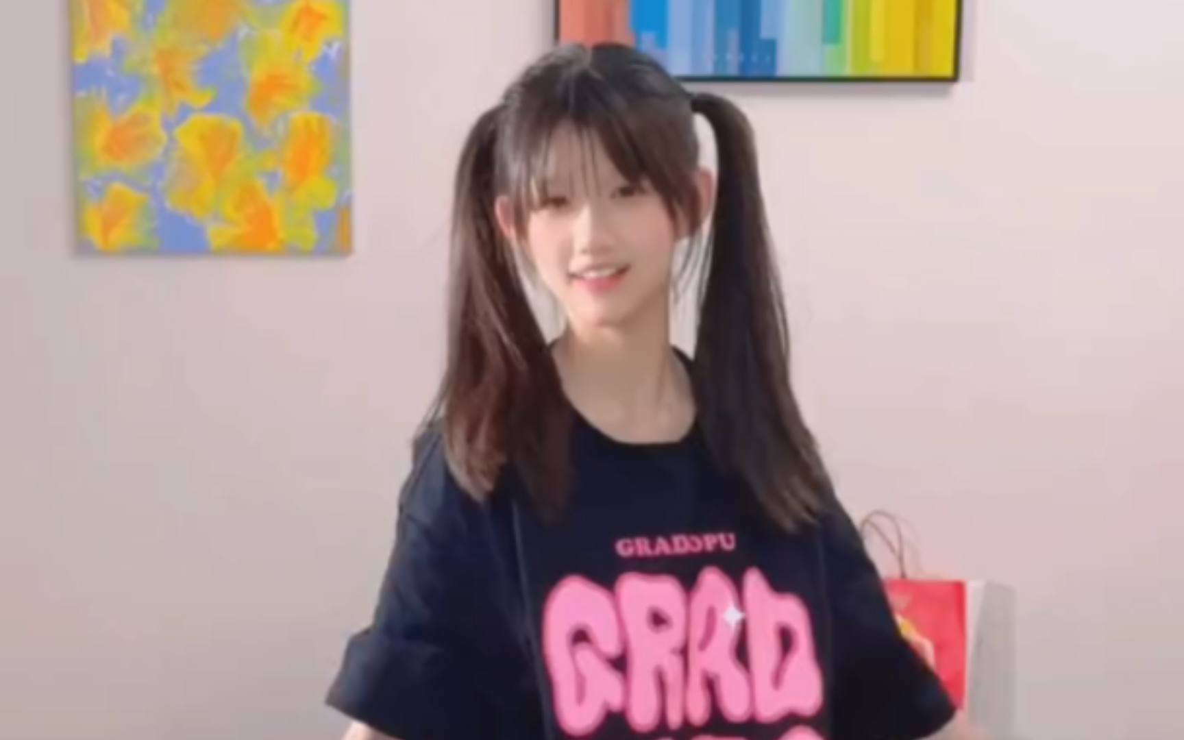 小叶子vanessa92:小猫有什么心事呢,小猫只是想主人亲亲而已