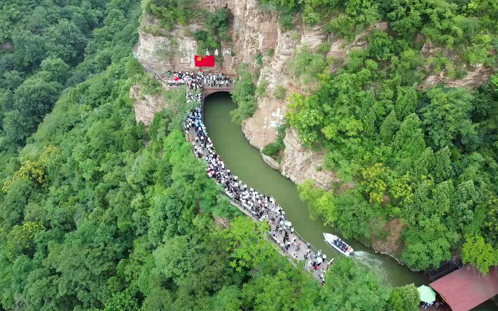 红色游…研学游…毕业游…亲子游…红旗渠暑期旅游持续火热,全国各地游客感悟红旗渠精神永在!哔哩哔哩bilibili