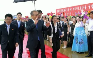 Tải video: 李鸿忠率团结束访朝，朝鲜民众冒雨热烈欢送