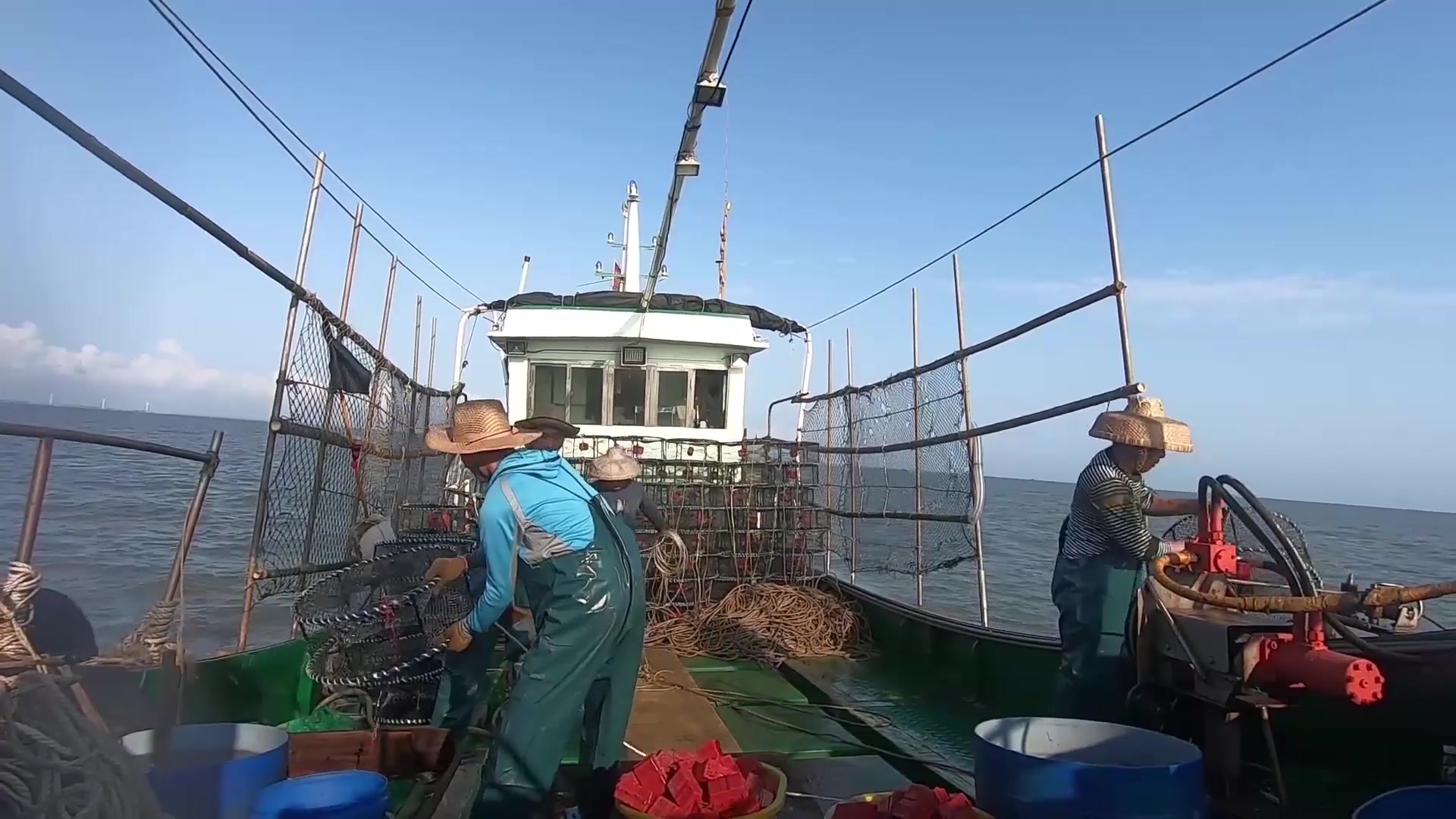 开着几十万的渔船出深海捕捞螃蟹,看看收获,激动的心就想喝杯酒