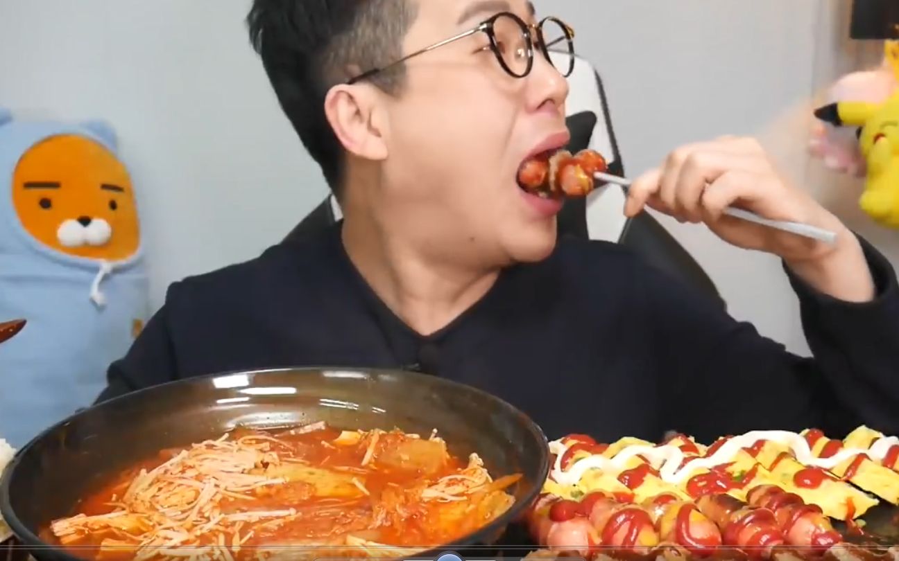 【大口吃播】韩国眼镜巨口小哥肉串泡菜汤吃的那叫一个香_哔哩哔哩