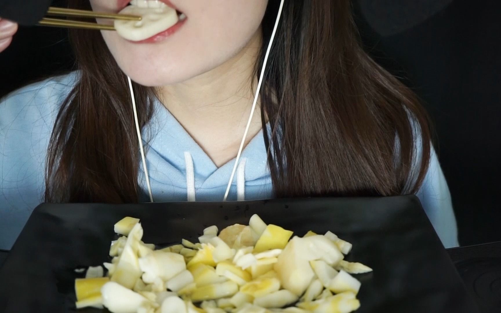 asmr吃播丨脆脆的笋和莲藕~就是泡椒味的太辣了!