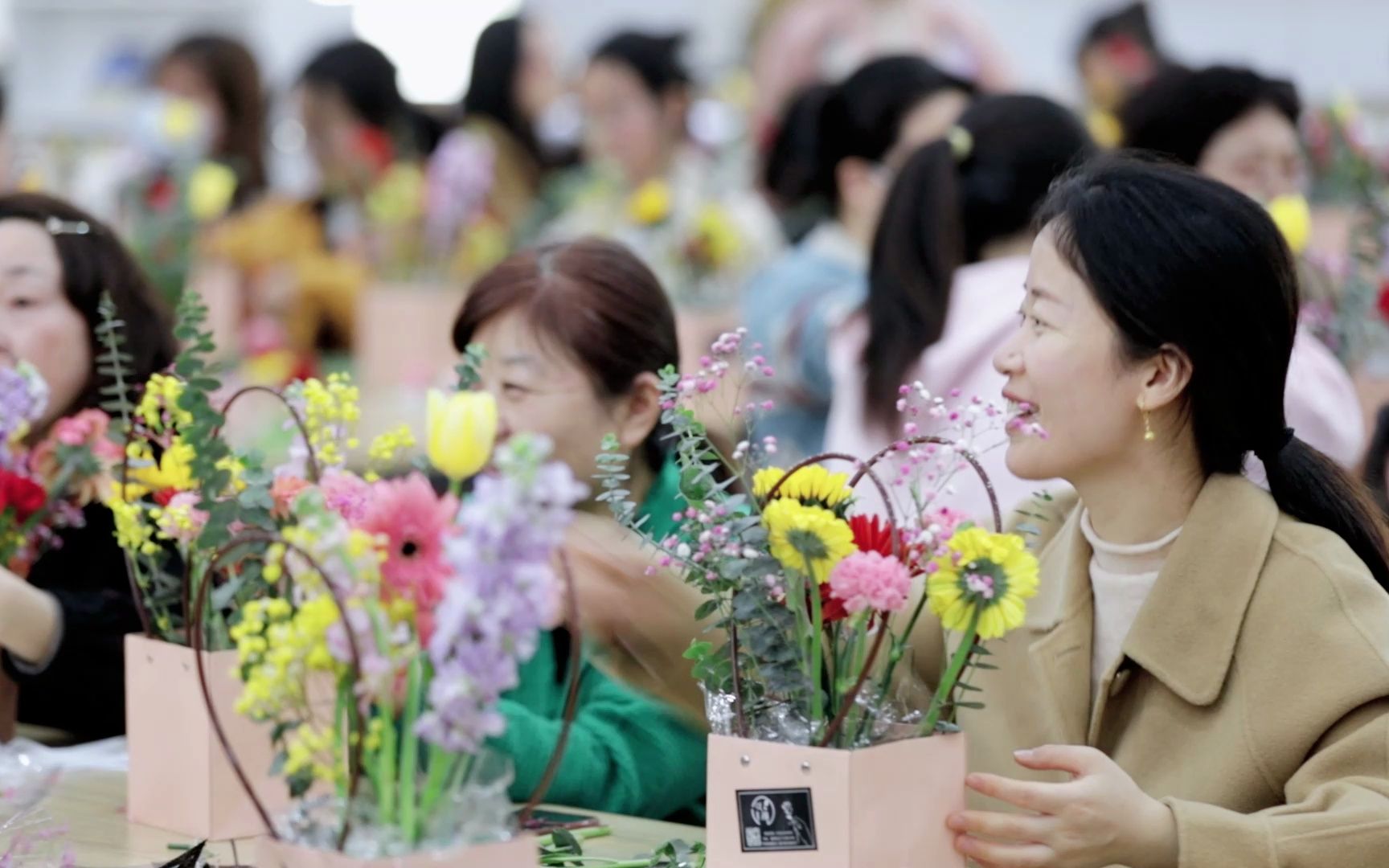 我校举办庆“三八”妇女节插花艺术活动哔哩哔哩bilibili