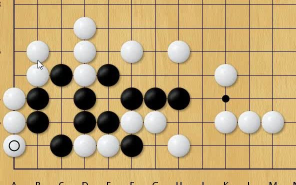 黑棋如何才能先手吃到下方白两子,保留白型缺陷,抢占棋型要点桌游棋牌热门视频