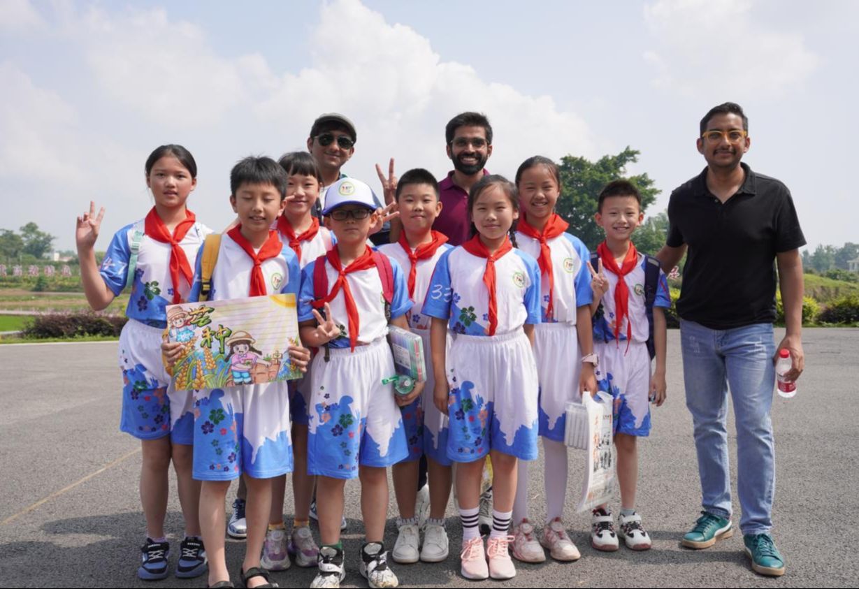 留学生,小学生体验插秧,体验犁田等农活