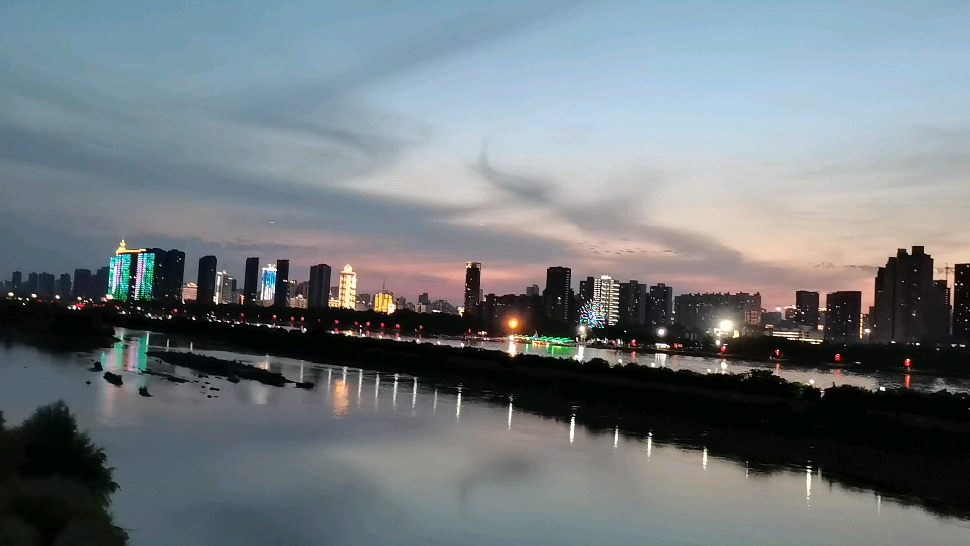 咸阳湖晚上的夜景图片