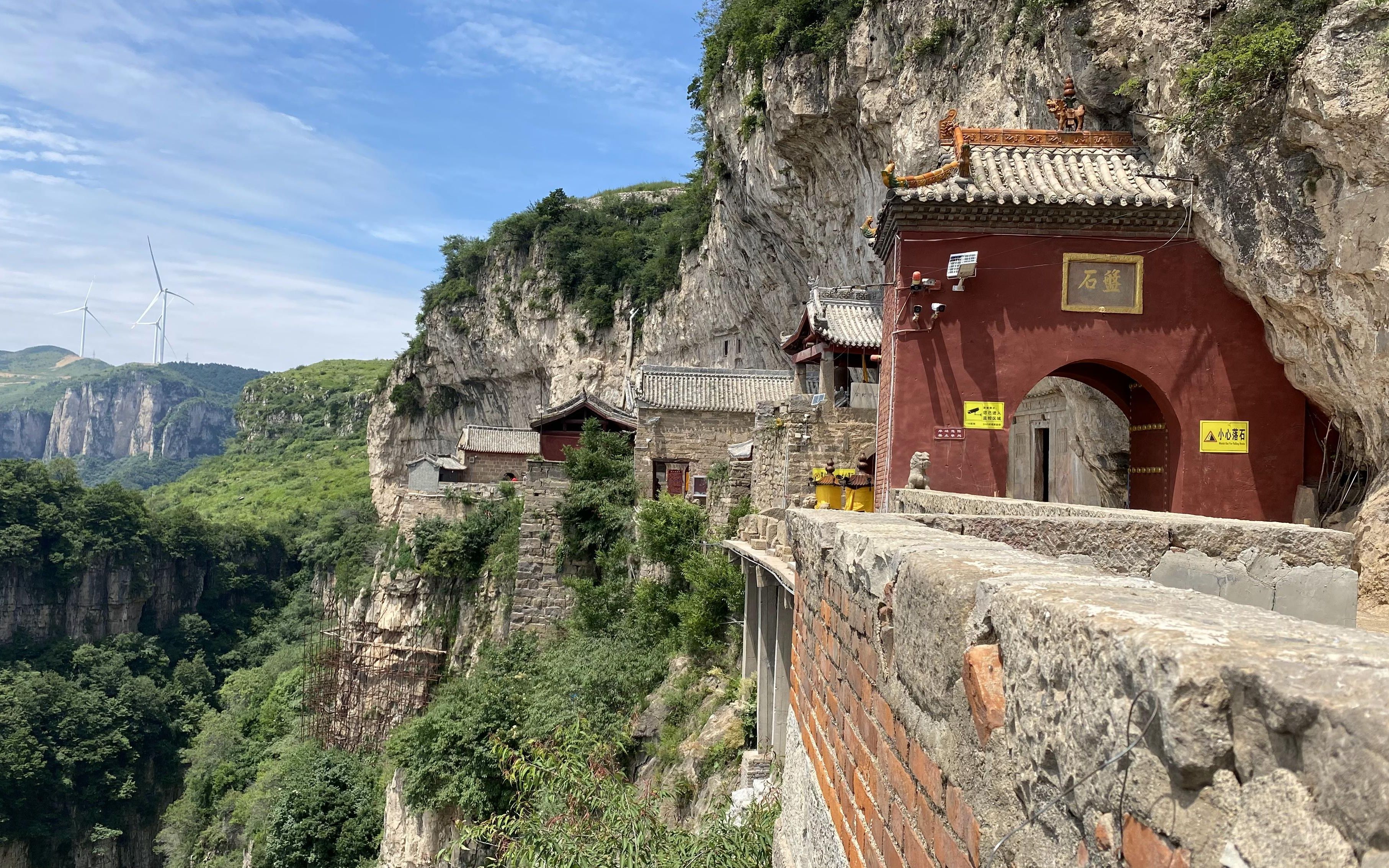 [图]山西深山百丈悬崖上，有一神秘悬空寺，5位老人守护一座千年宝贝，晶莹剔透