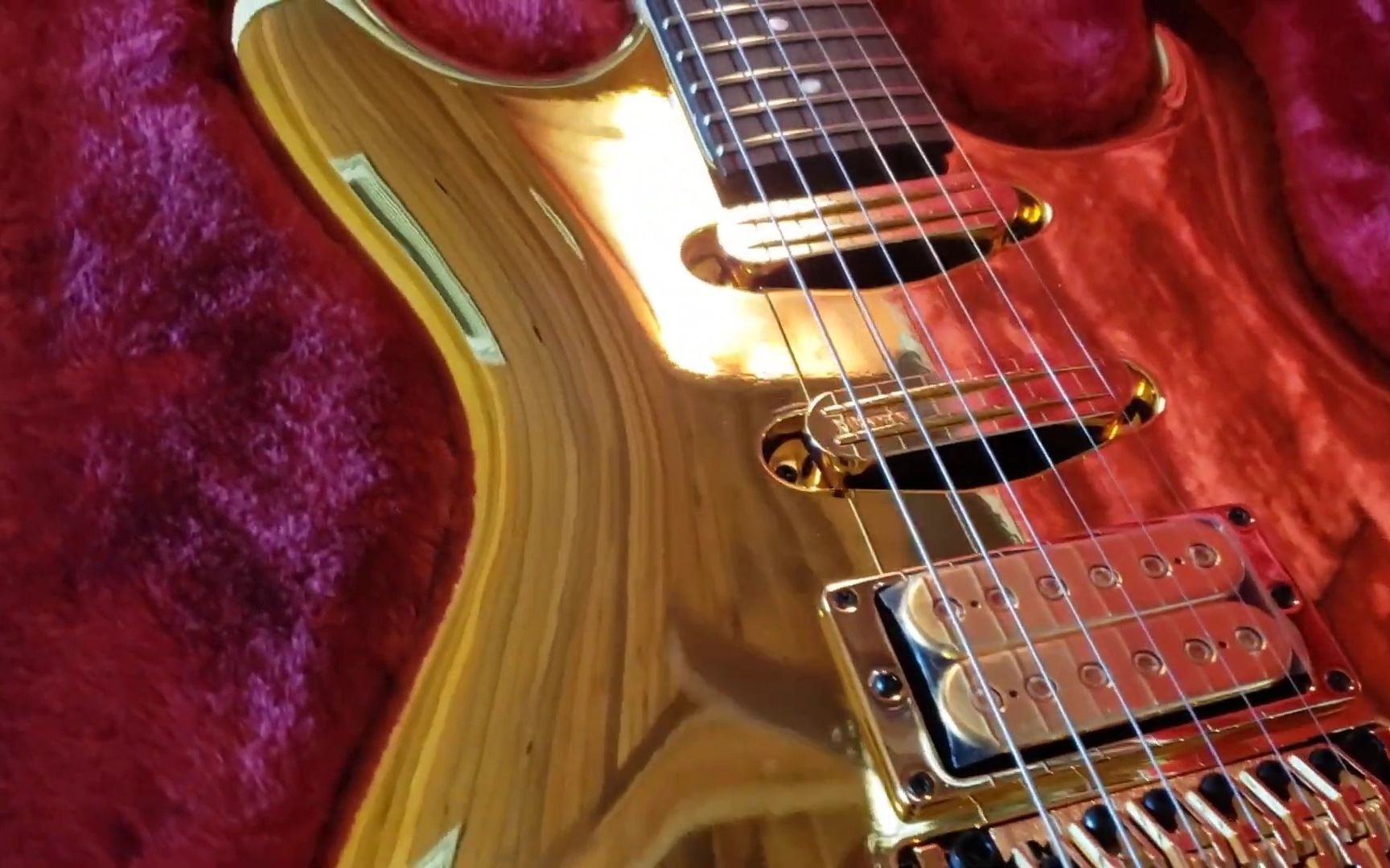 [图]Ibanez Joe Satriani Signature JS2GD "Gold Boy"开箱