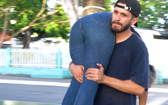 卷发美女被下药迷晕扛走,帽子哥挺身而出英雄救美