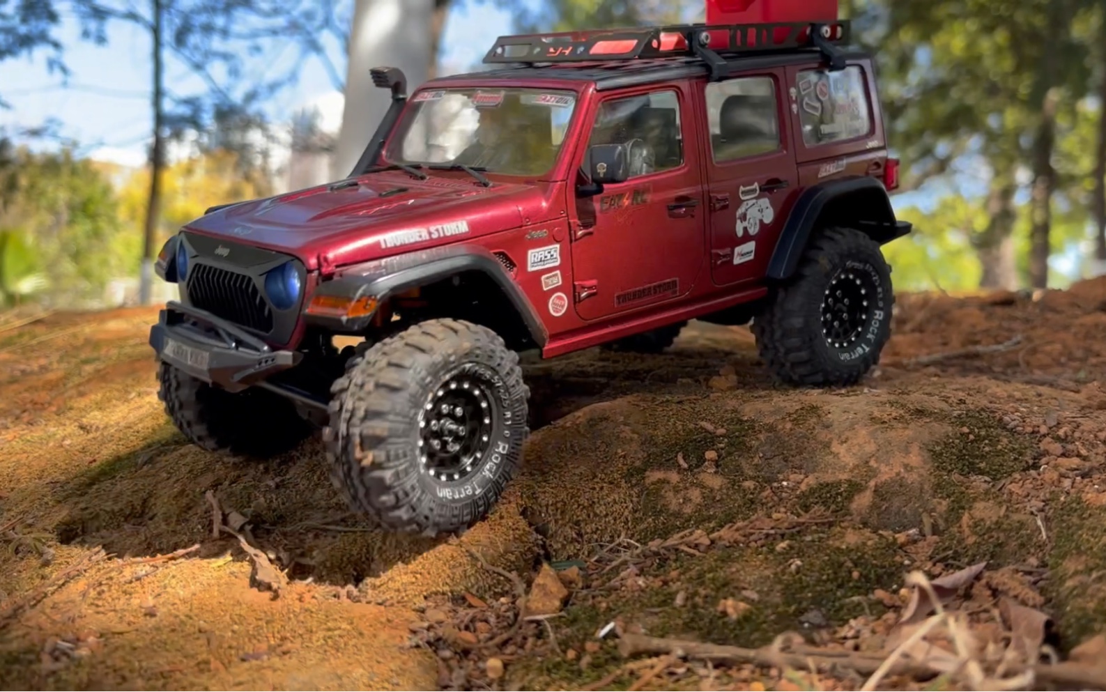 fms雷霆风暴 1:18 rc攀爬车牧马人穿越公园小树林