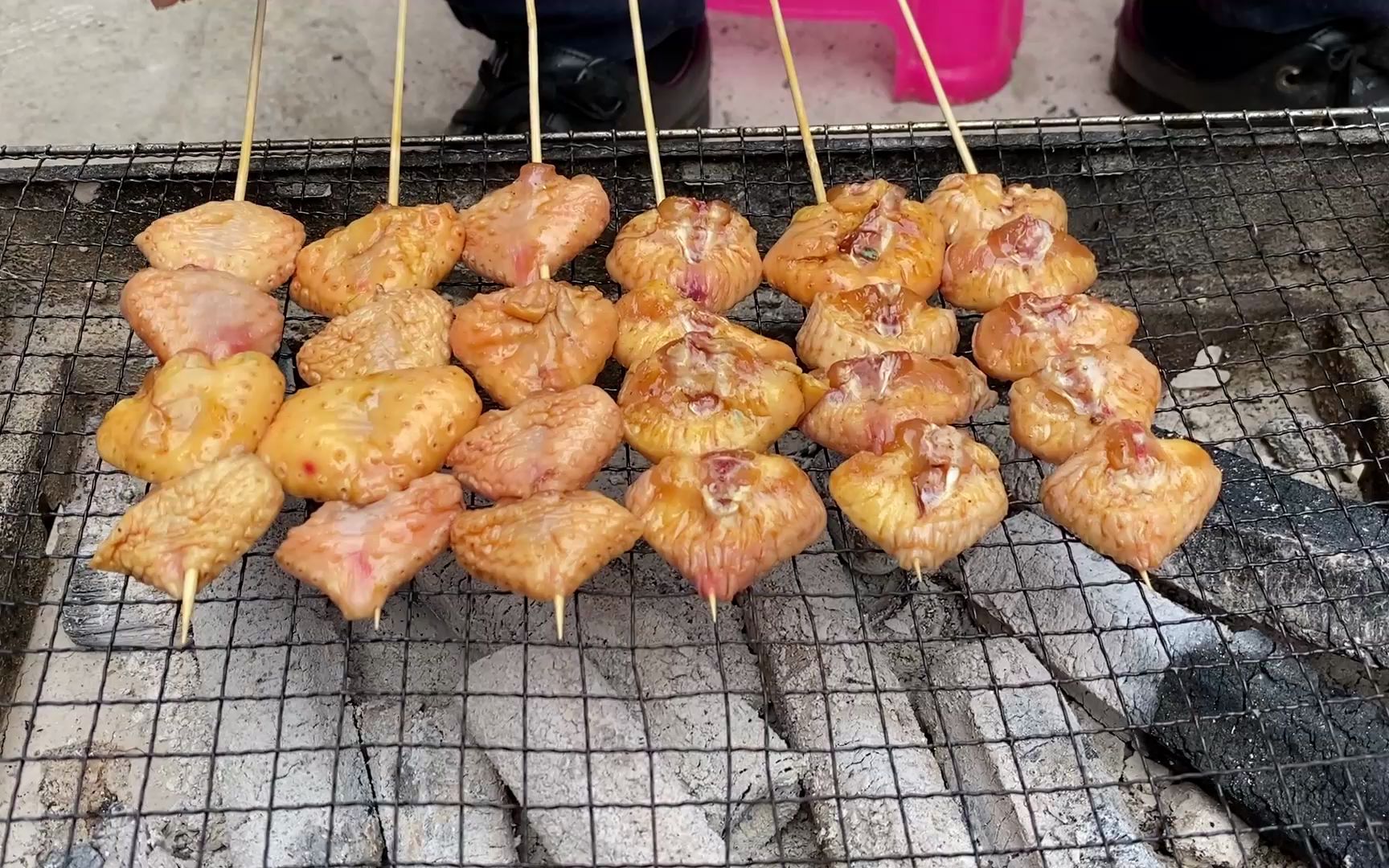 春节里小伙收集了几十个鸡屁股扔炭火上一烤真是美味绝伦