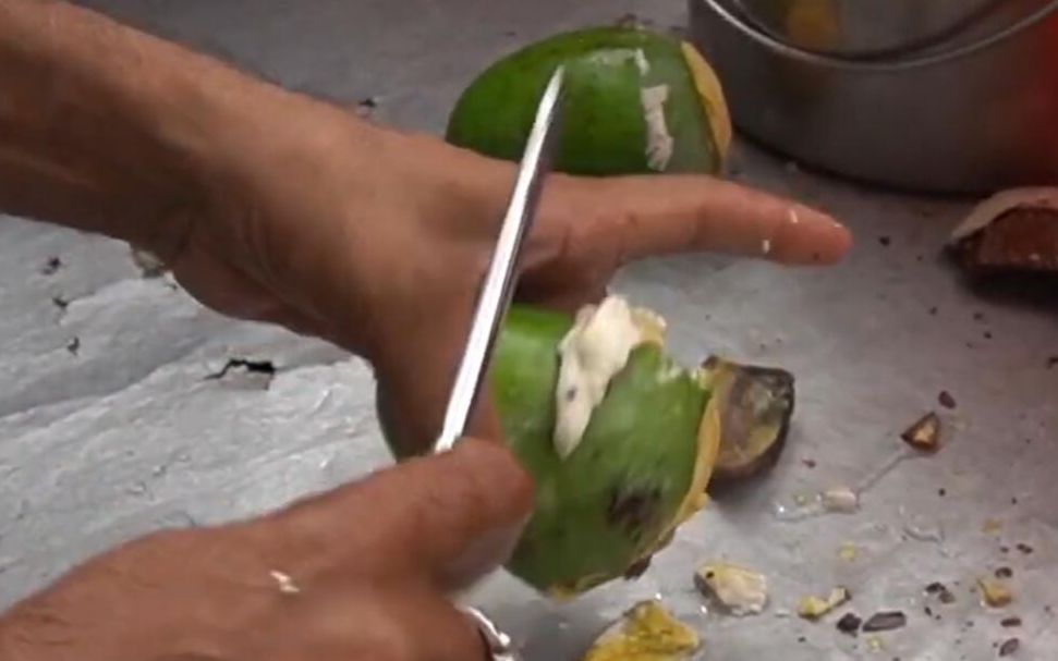 印度阿三又开挂?砍切芒果手指无伤 刀功了得精确计算