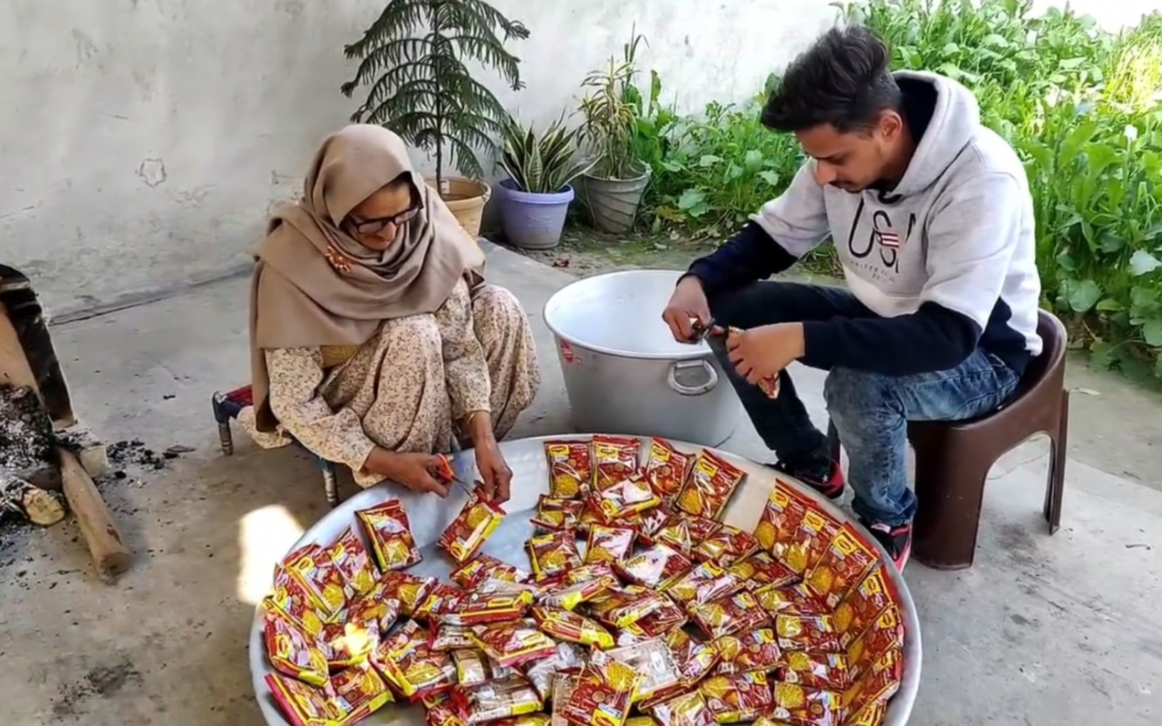 印度老奶奶煮泡面,用料十足,这一份儿怕是不便宜