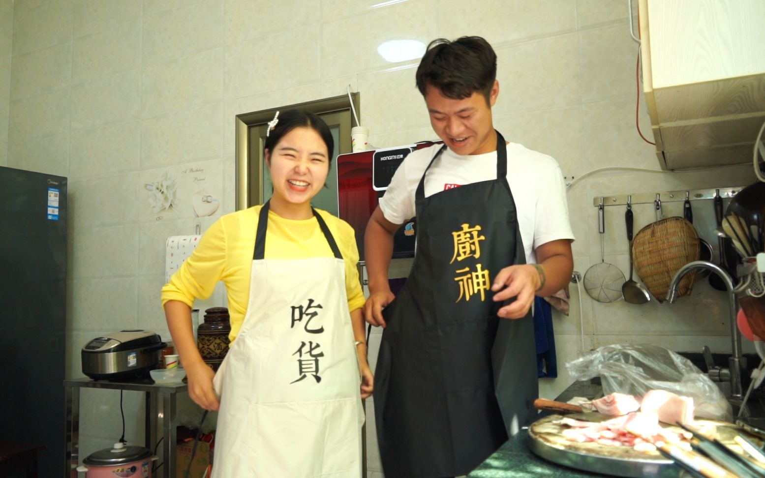 小八网购一套情侣围裙上面的2个大字让三石做饭充满了动力