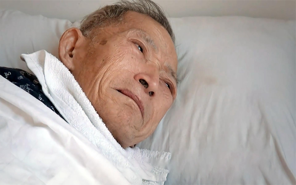 78岁老人身患绝症,老伴守在病房不离不弃,医生感动到落泪