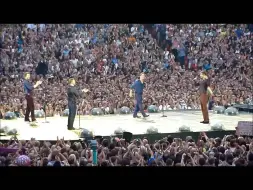 Скачать видео: 【Take That】最后一次在巡演上唱生日歌为Jason Orange庆生，2011-07-09