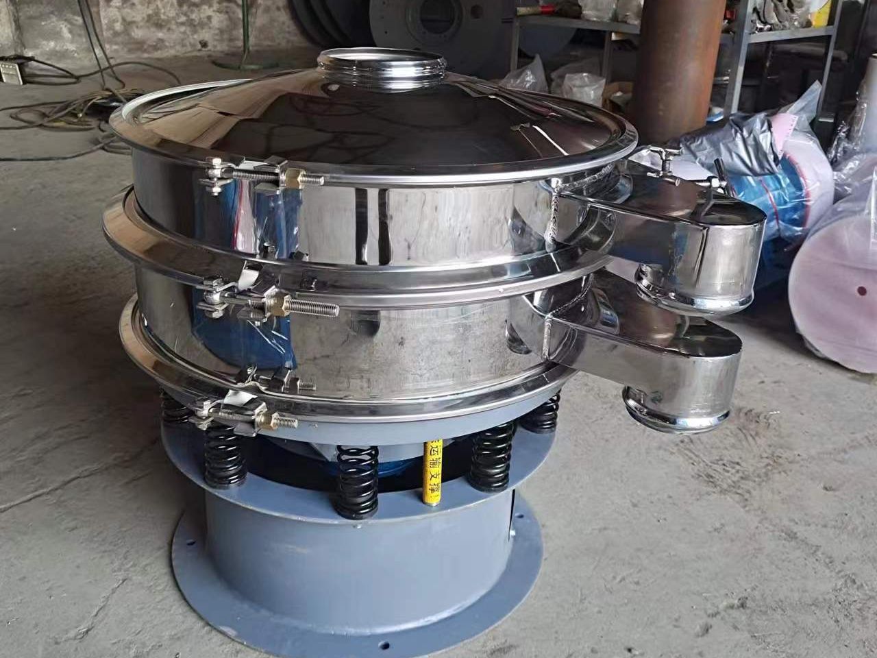 金属粉末过滤振动筛豆浆液体除杂振动筛 新乡千振机械振动筛厂家车间