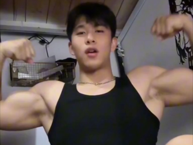 一天多吃几次黄瓜,长肌肉!男大学生宿舍发神经日常