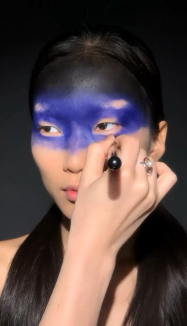 蓝色星空感创意妆容