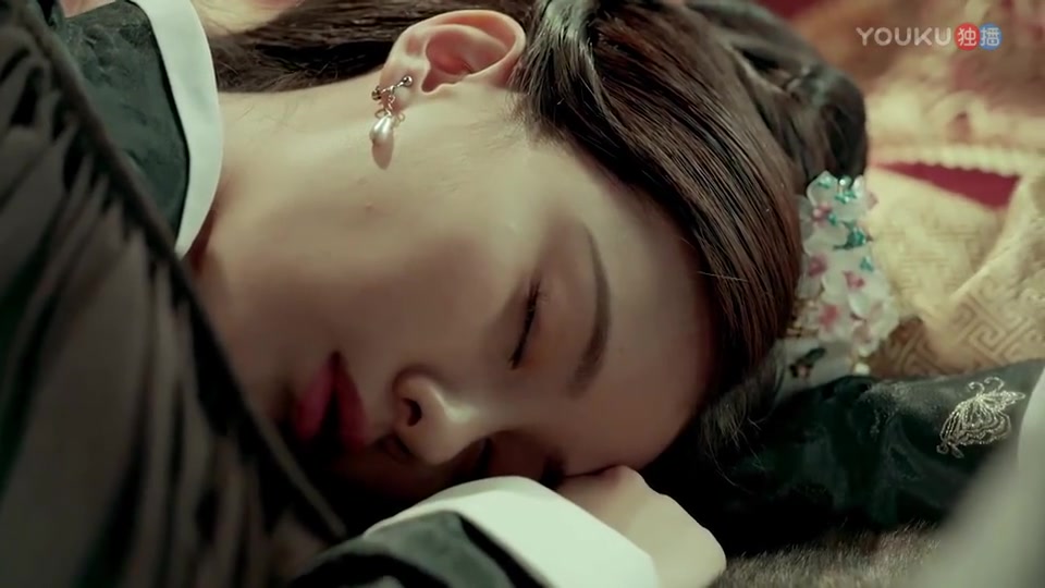 掠影偷偷看静姝睡觉的样子,还小心用手摸摸,感觉真是只小奶狗呢