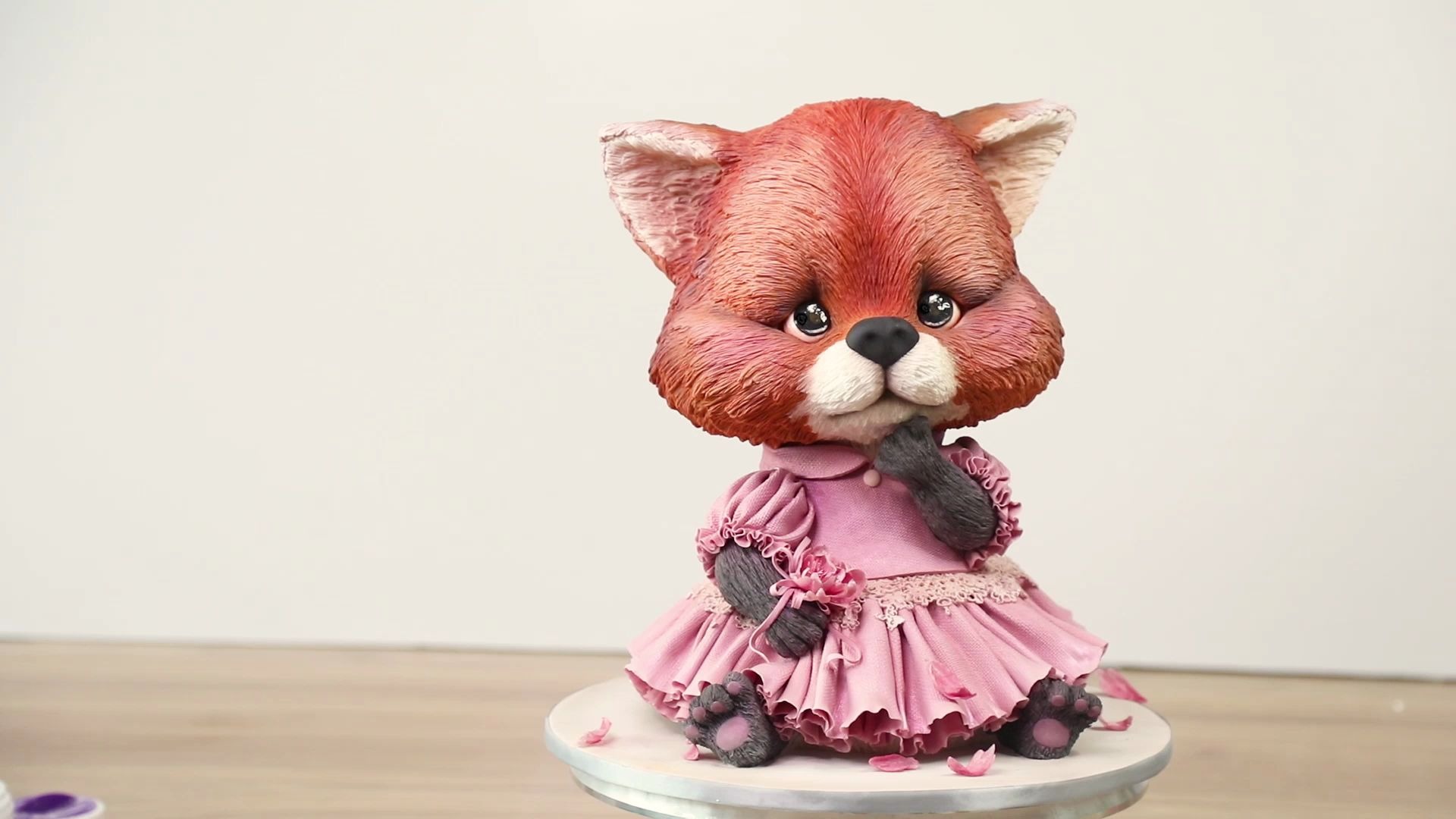 这是一个可爱到犯规的小狸猫3d卡通翻糖蛋糕,从上到下,由内而外,就连