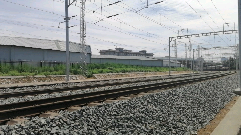 【铁路-随拍】k8176次列车(西安～安康)通过西安东车辆段