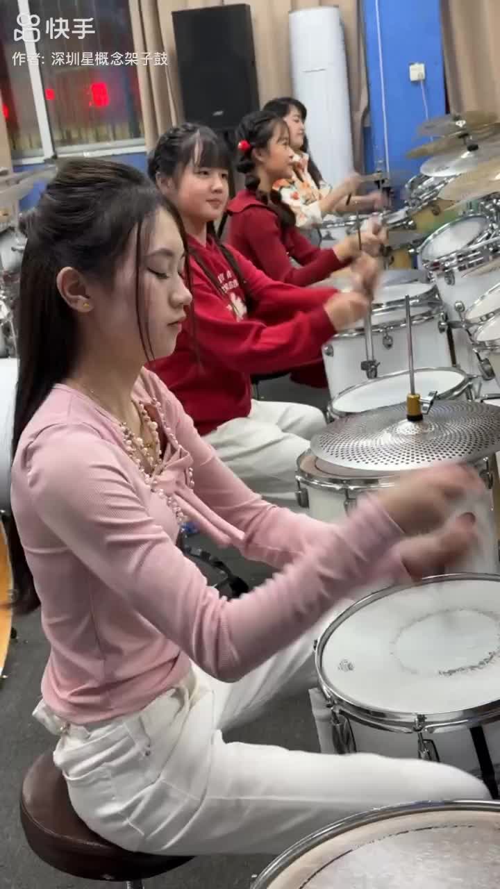 中间两个穿红衣服的左边胖些的是老师的闺女,瘦些的是园园
