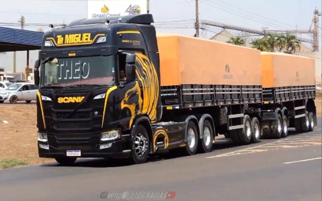 巴西斯堪尼亚6x4半挂列车