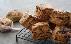 Tải video: 【cook kafemaru】非常适合假期早餐♡巧克力豆咖啡司康~｜Chocolate chips Coffee Scones