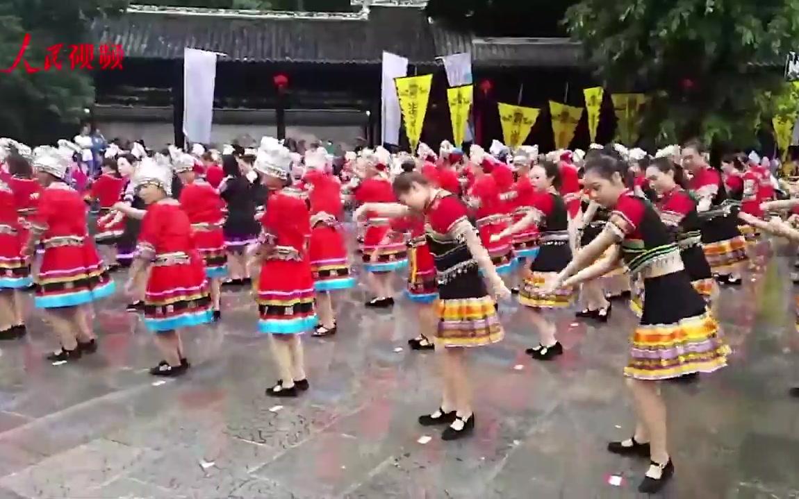 [图]“世界苗乡”踩花山节-万人同唱娇阿依、齐跳踩花山