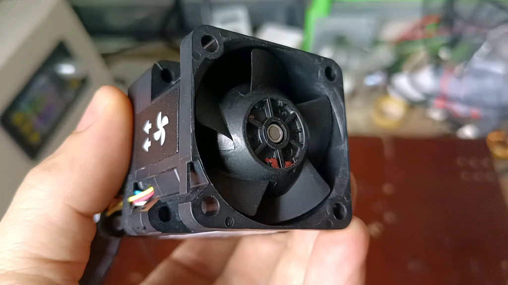 服务器两级涡轮增压无刷暴力风扇有多猛?做一个小实验告诉你!