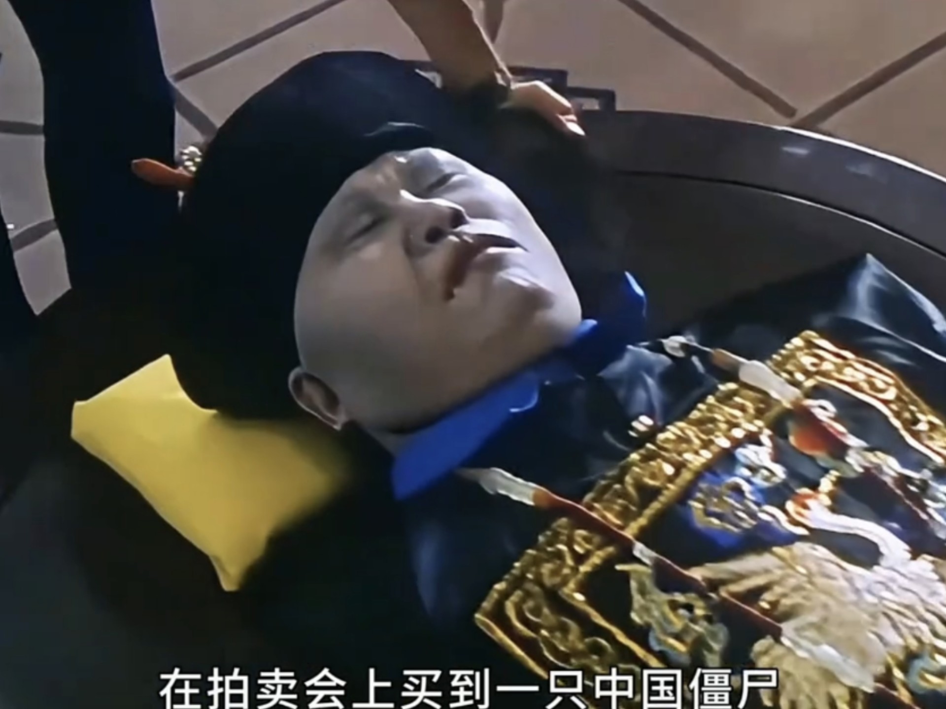 男人花费重金在非洲拍下来一个清朝僵尸,找到道士想要将僵尸运到香港!