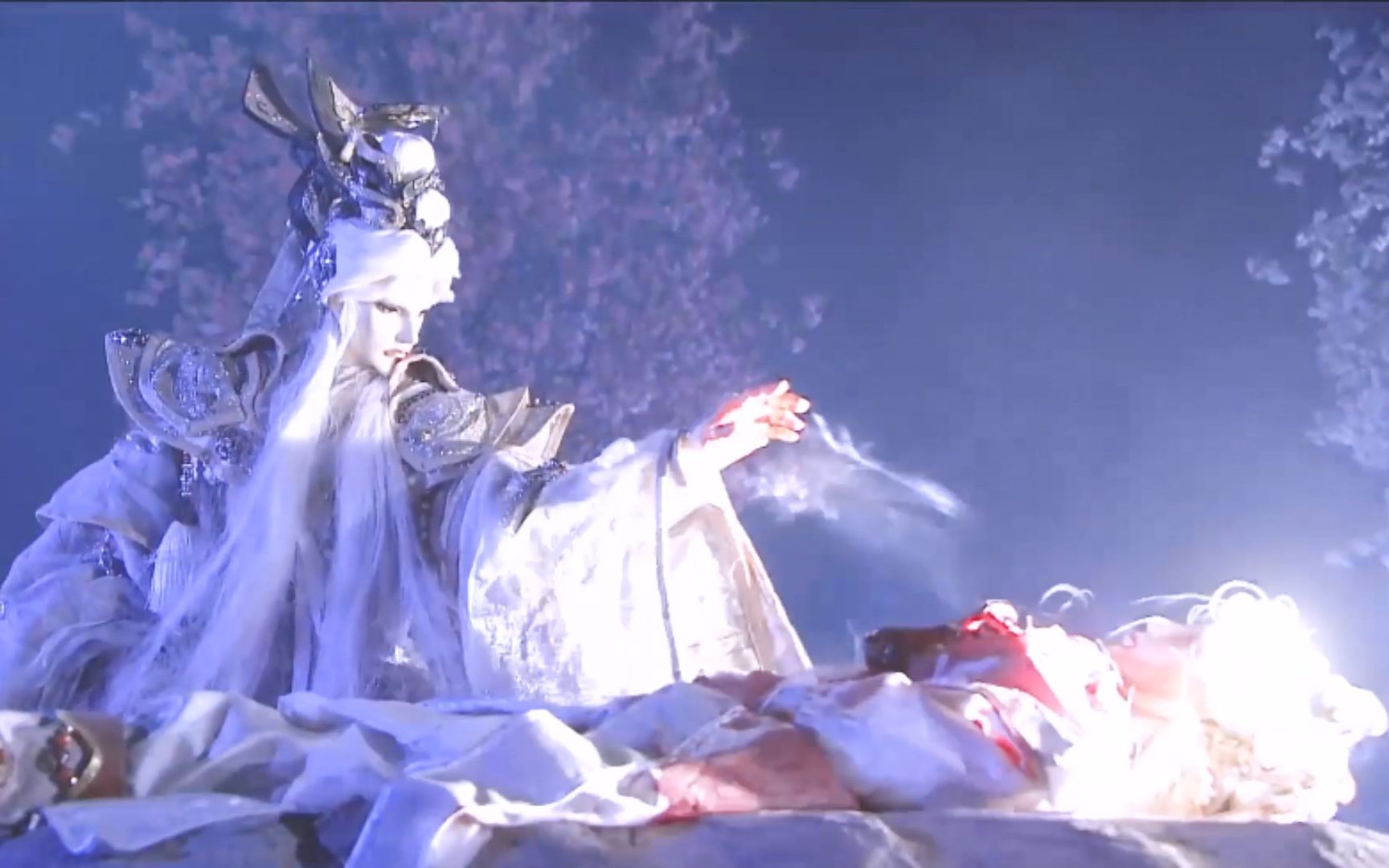 剑谪仙跟月无缺往事的真相揭破,月无缺哭晕在丹桂树下.