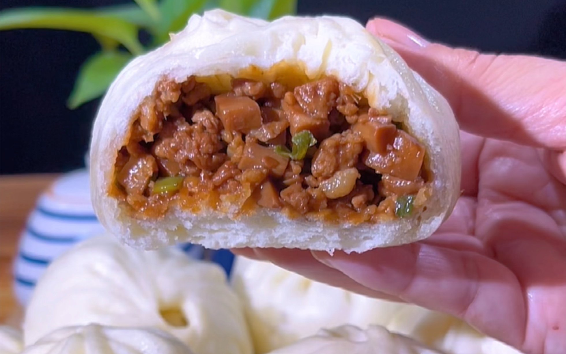 杏鲍菇酱肉大包子,皮薄馅大,蓬松暄软,鲜香美味!