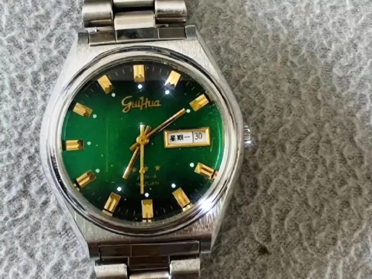 广西"桂花牌"手表(左图)瑞士"欧米茄"手表(中图)瑞士"劳力士"手表