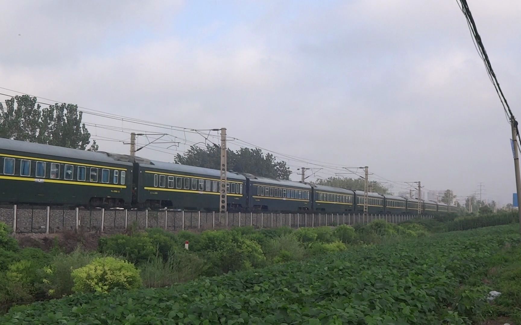 【暑期宿州拍车】电客z195宿州南一道通过,晚点2h