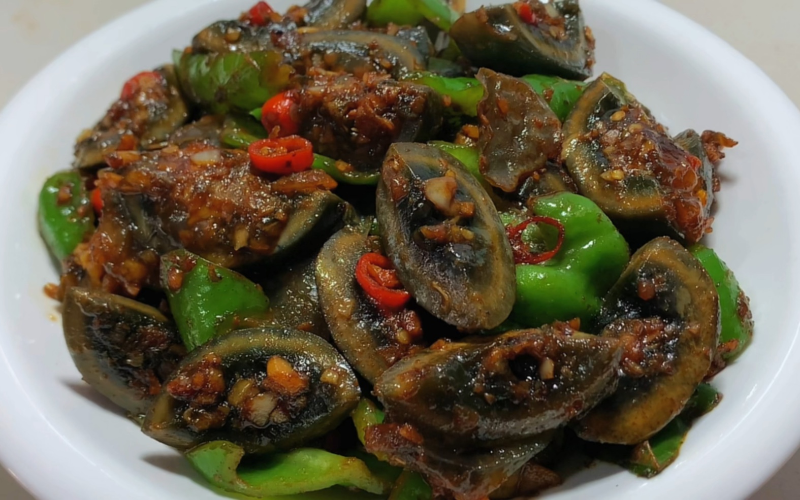 青椒炒皮蛋简单美味的家常做法,咸香下饭特别开胃