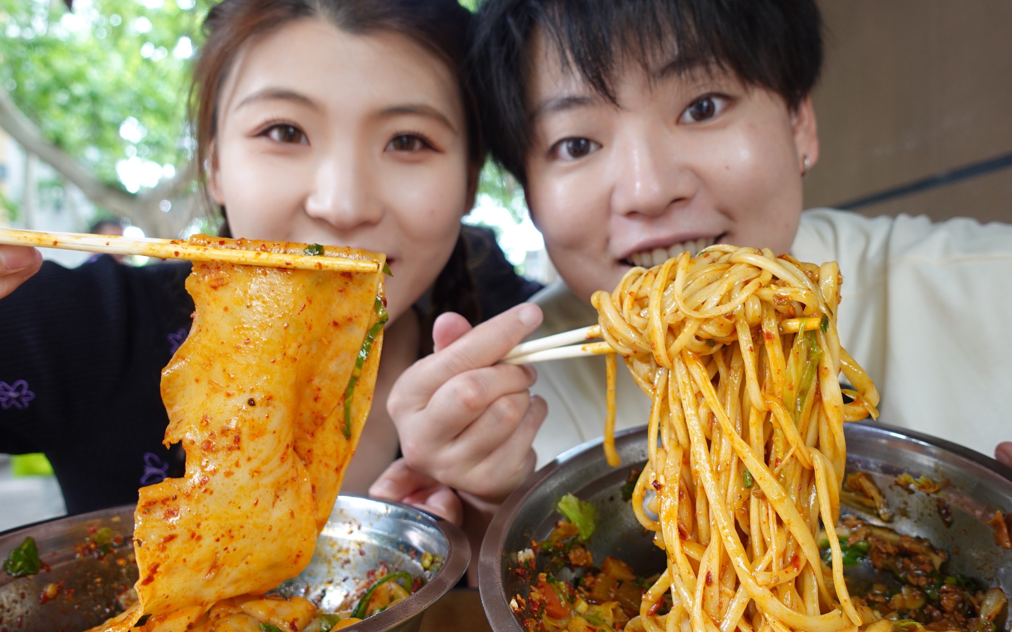 碳水王者 油泼面配孜然肉夹馍「鹅er探店」-可爱的鹅er-可爱的鹅er-哔哩哔哩视频