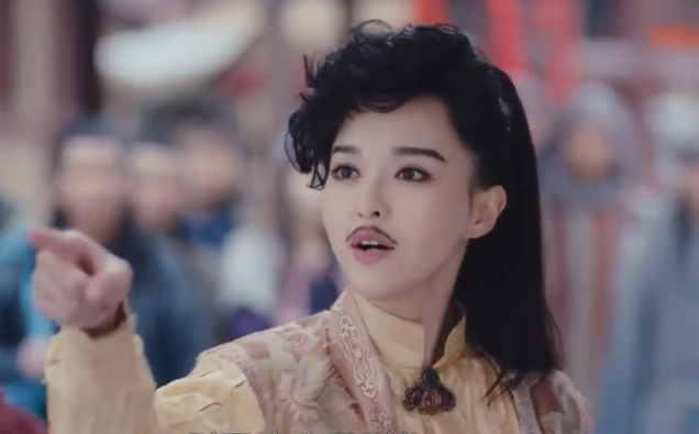 罗晋搂着女扮男装的唐嫣落地时还是闻出了脂粉味