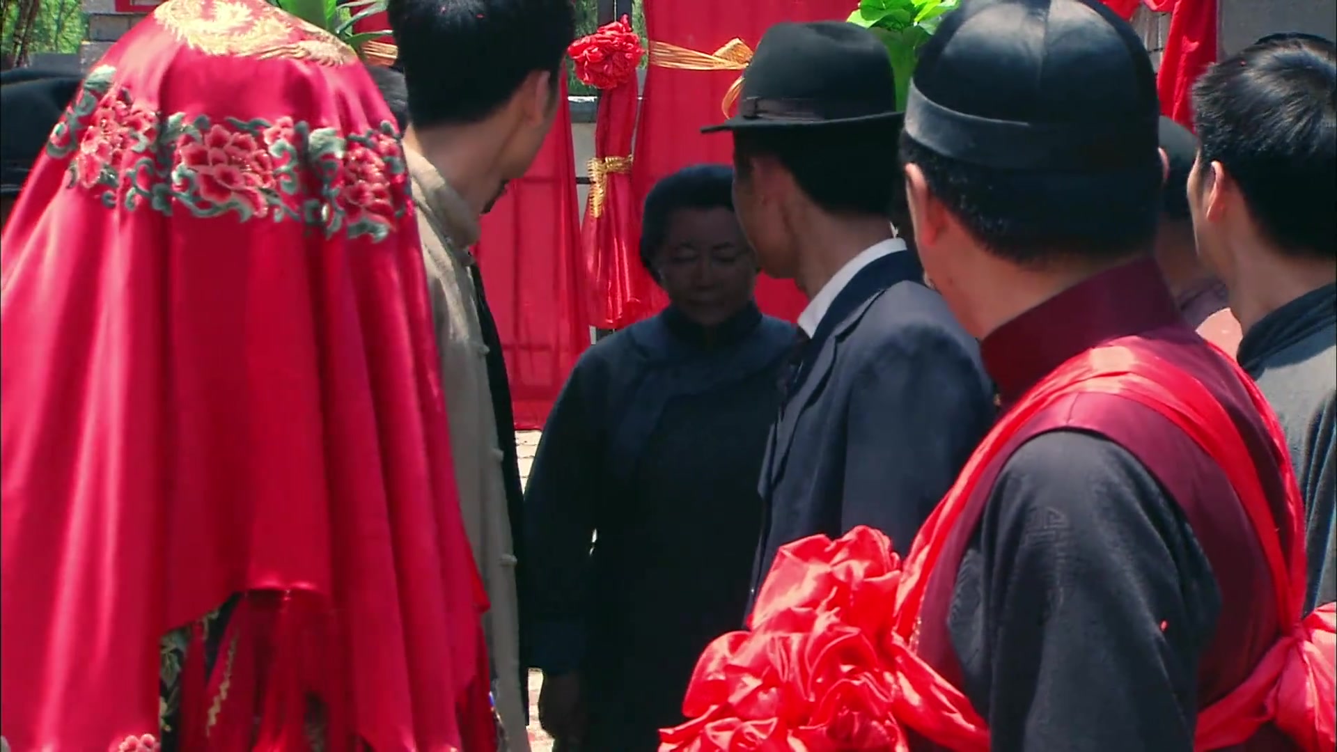 青岛往事:满仓小结婚,婶子赶到充当爹娘,接受俩人一拜