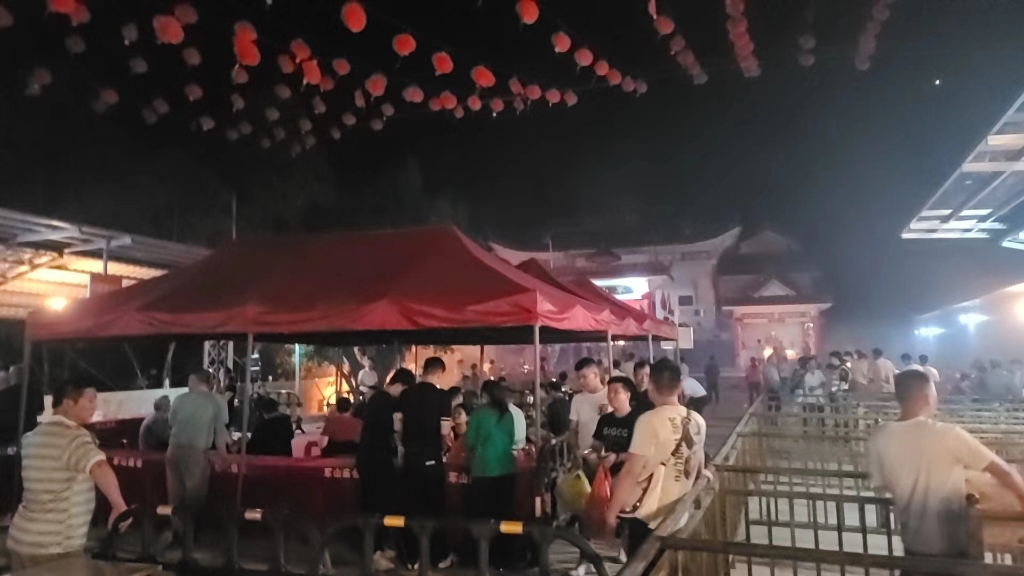 四月初八南宁军山庙庙会民俗,现场火热,人山人海.