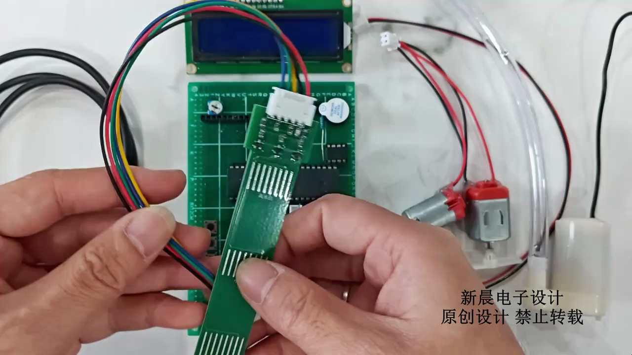 系统通过ds18b20温度传感器采集温度,三档水位传感器检