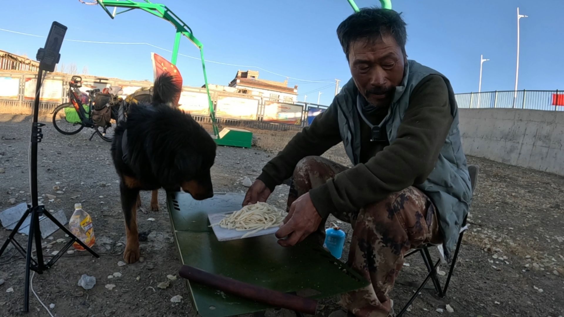 63岁老兵骑行西藏,去往阿里,在日喀则修好车后继续前行哔哩哔哩bilibili