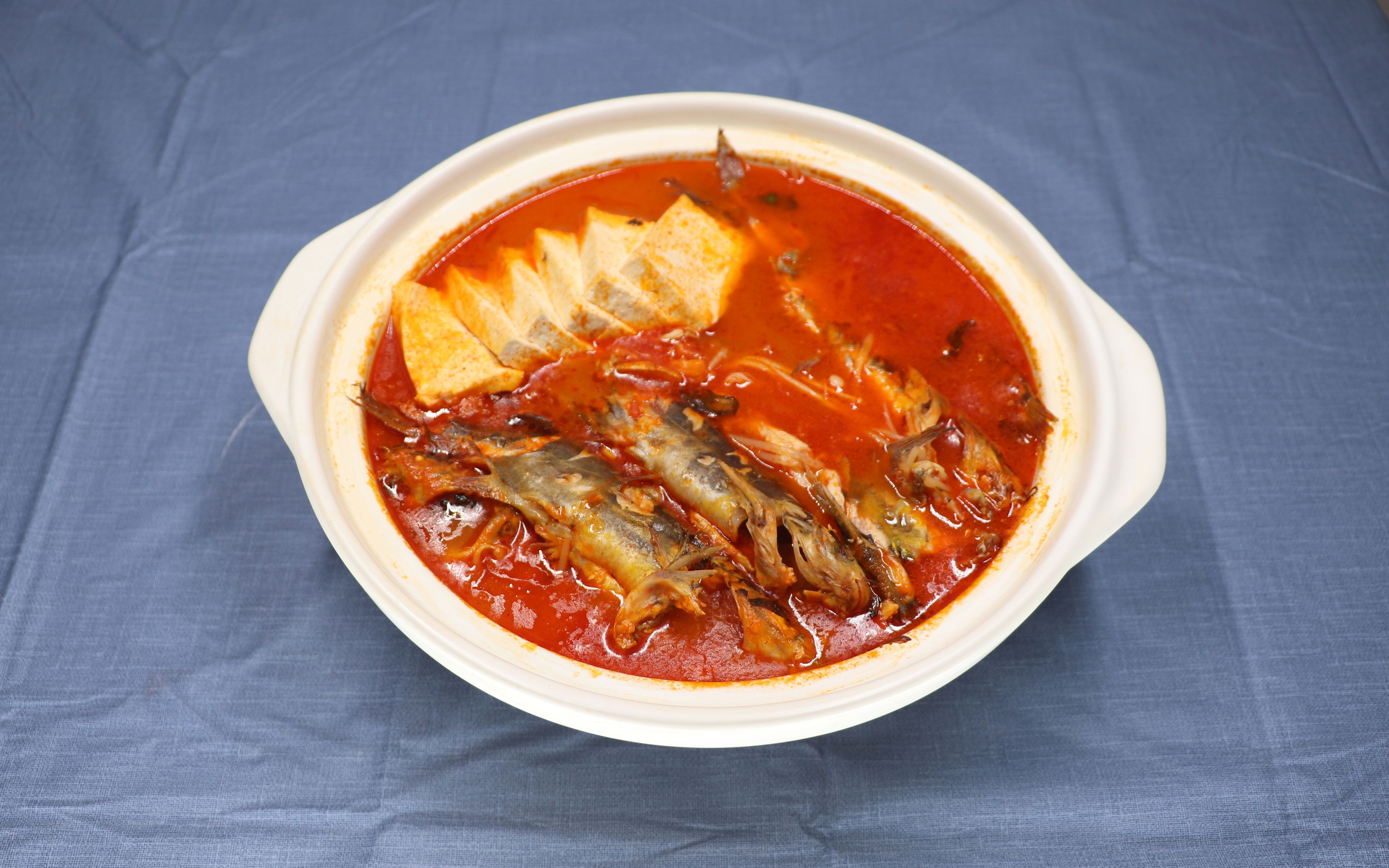 用超市中买到的贵州红酸汤自己在家做一道酸辣开胃的酸汤黄辣丁