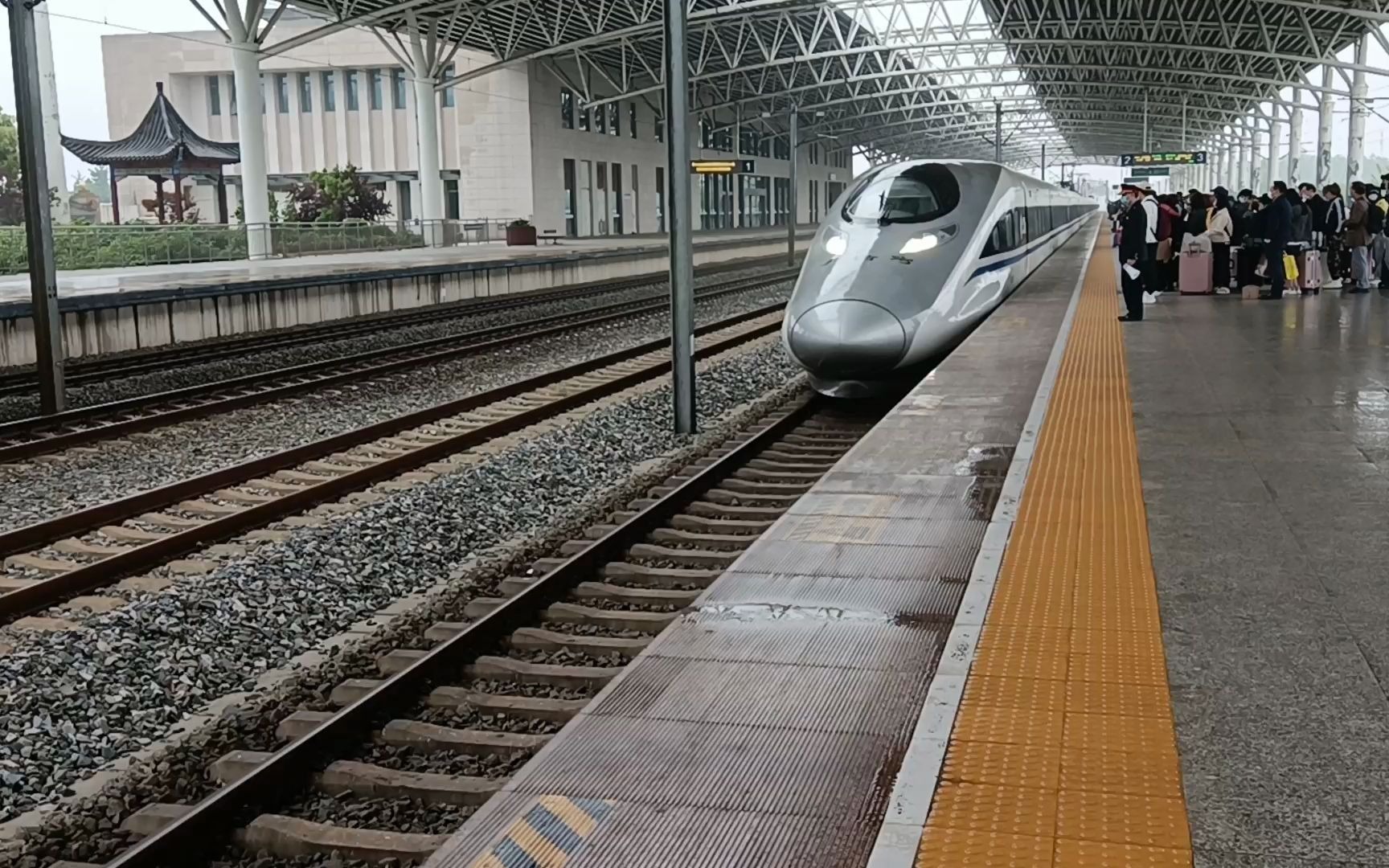 g1034天门南站2站台进站