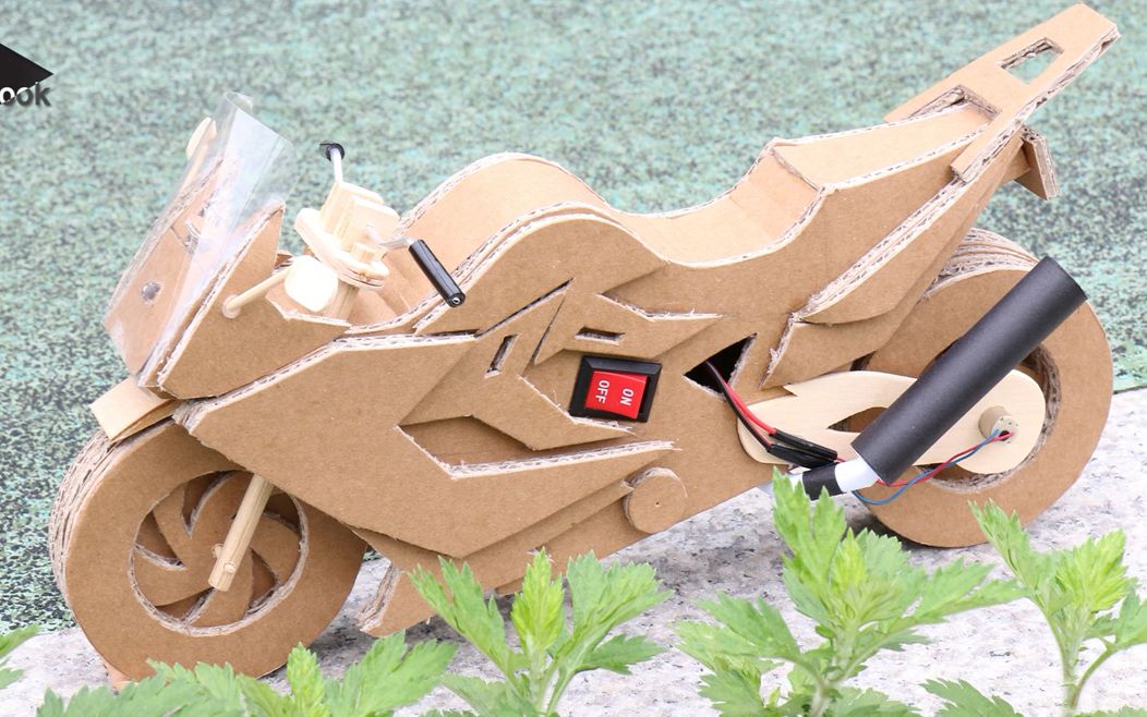 瓦楞纸板做成的摩托车,跑的贼快