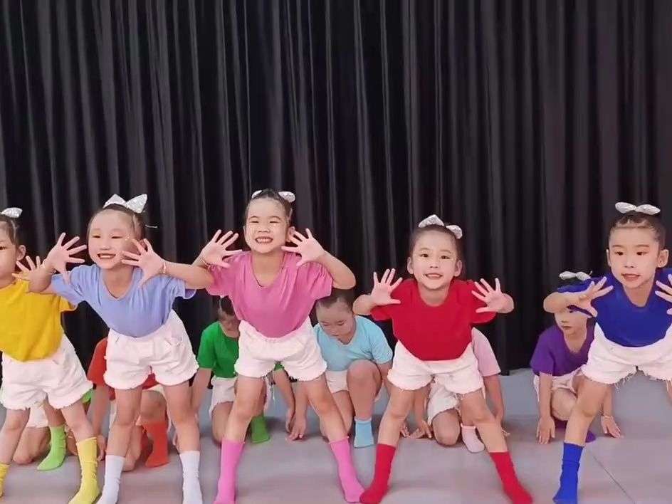 幼儿舞蹈《爱跳舞的小姑娘》完整版#幼儿园舞蹈#六一舞蹈#幼儿园六一