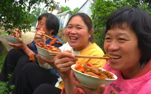 Скачать видео: 胖妹兼职把家富，做4碗腰花面来庆祝，网友：大洋胆子是真不小！