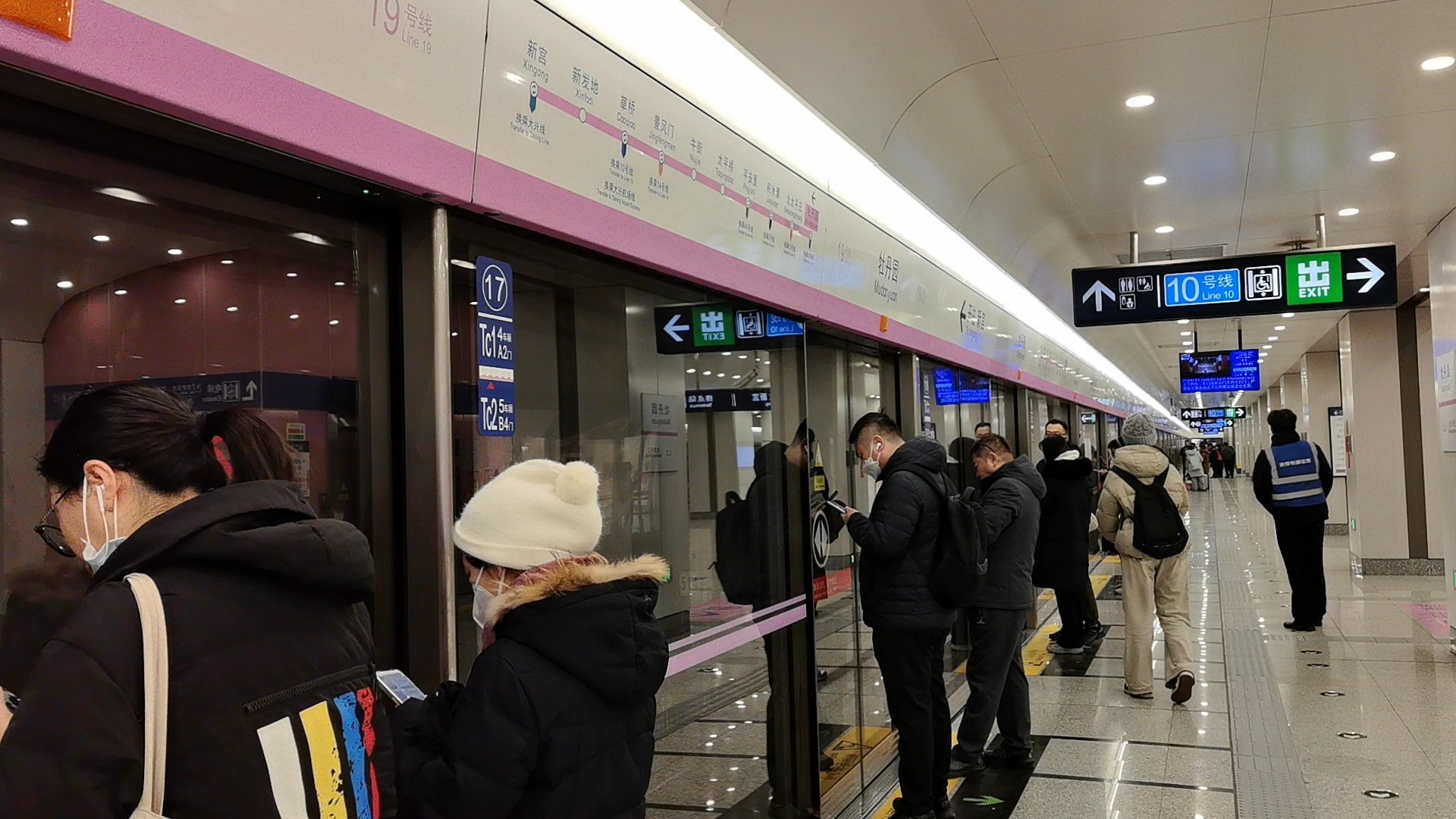 北京地铁19号线19025列车牡丹园进站,开往新宫