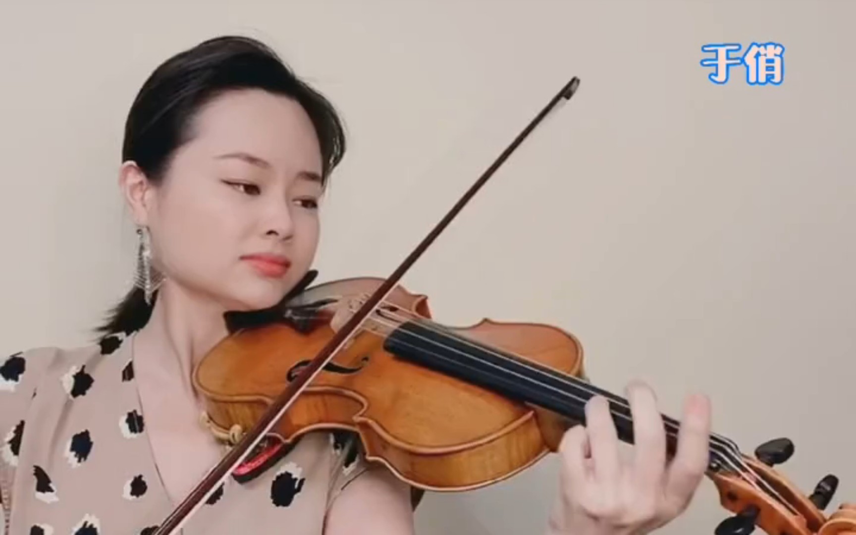 于俏小提琴演奏风居住的街道